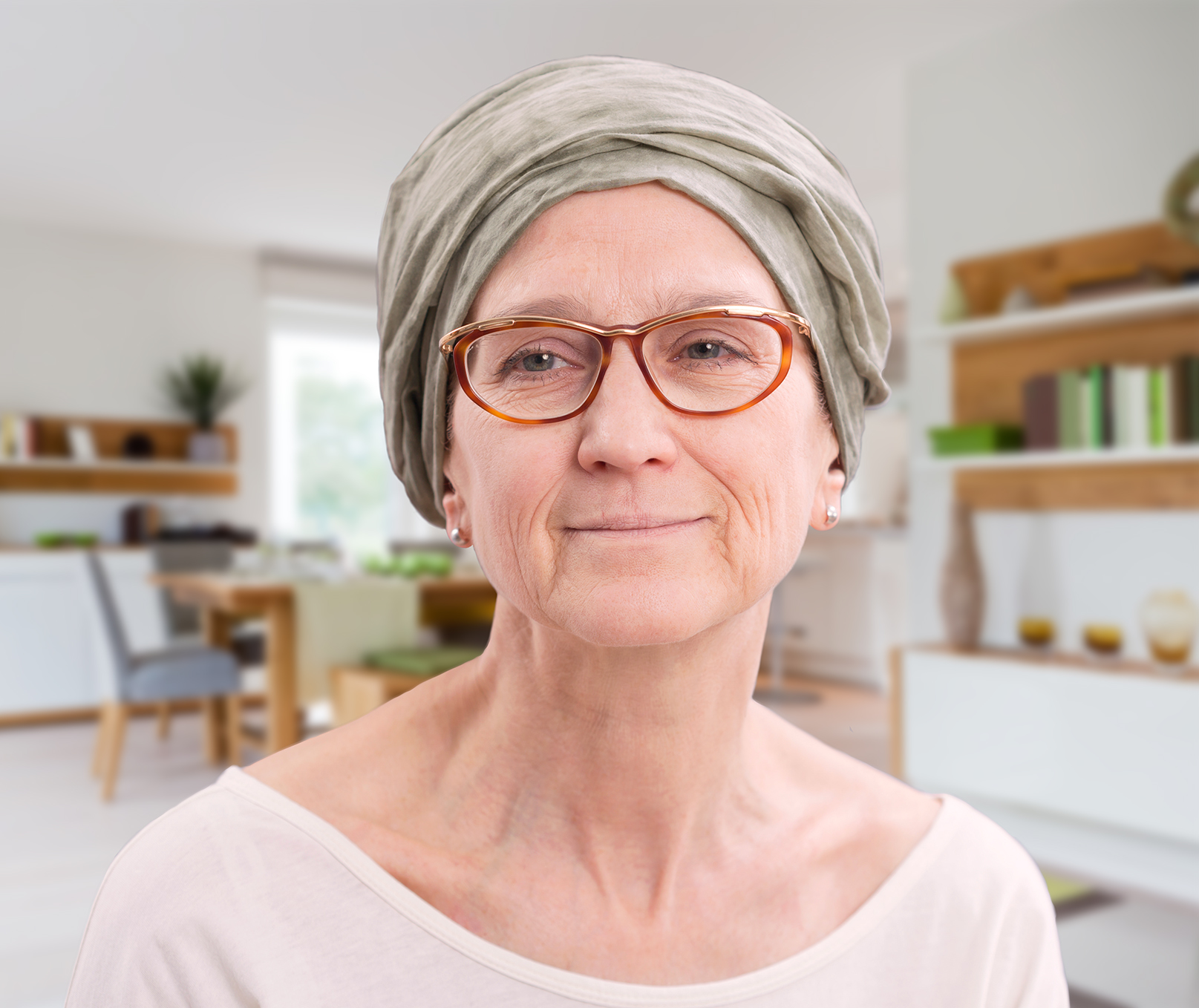 Patient assis, portant des lunettes et un foulard sur la tête